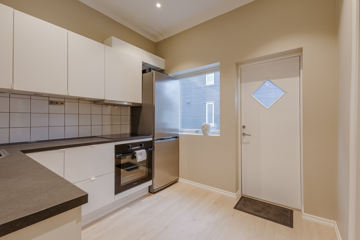 Kjøkken, her kommer også ny benkeplate, nye hvitevarer Galleribilde