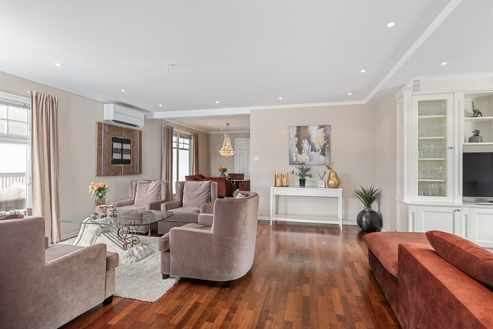 Stuen er i delikate og lyse farger Galleribilde