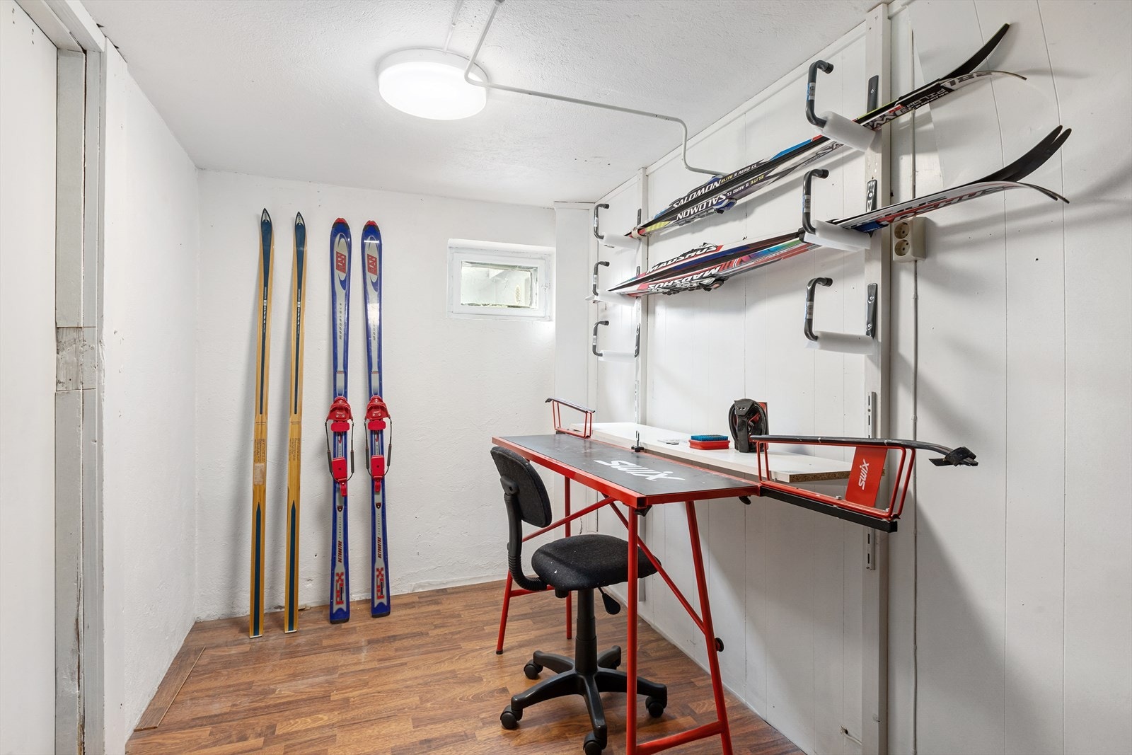 Det er rikelig med lagringsplass i bodrom i underetasje Galleribilde