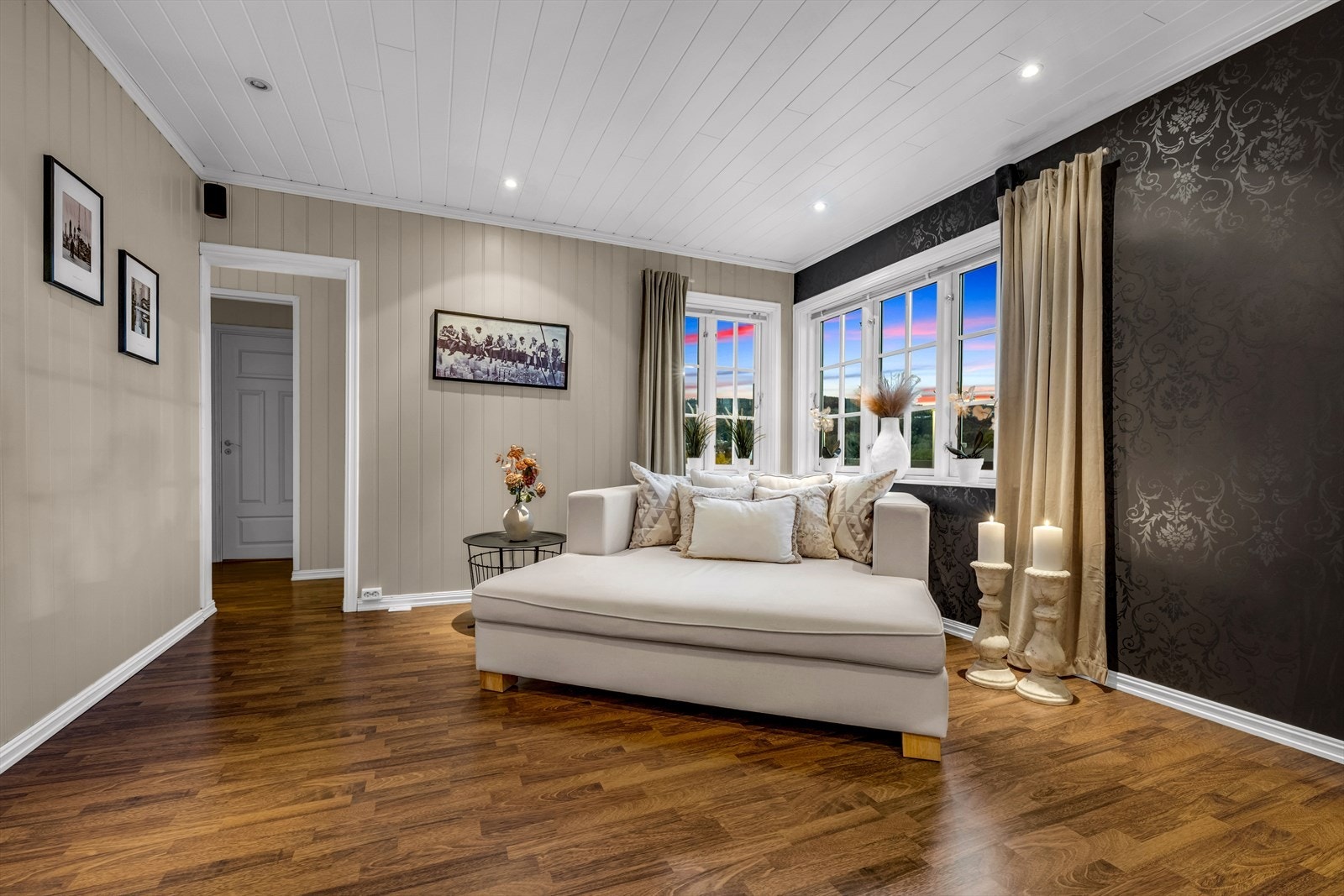 Stuen har gjennomgående downlights i himlingen og store vindusflater som gir rikelig med naturlig lysinnslipp Galleribilde