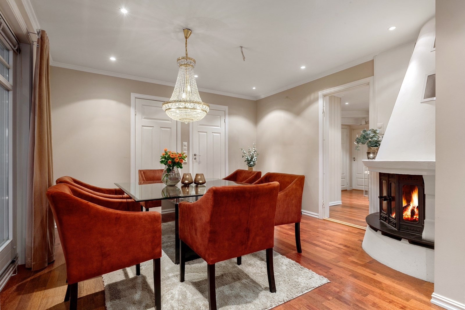 Spisestuen har en naturlig og praktisk plassering i tilknytning til kjøkkenet Galleribilde