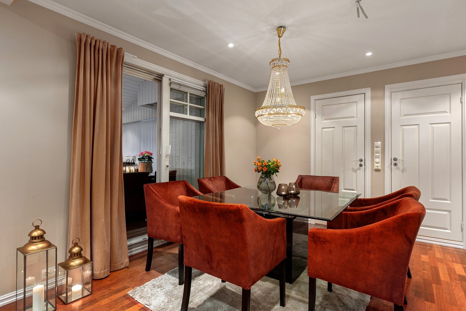 Det er direkte utgang til en stor overbygget terrasse Galleribilde