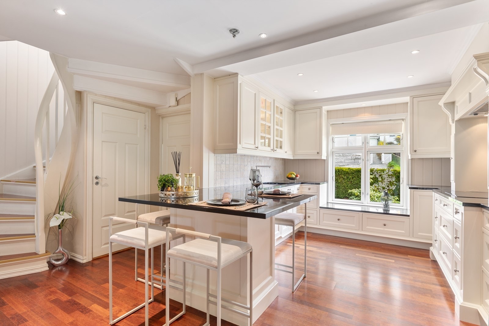 Kjøkkenet er utstyrt med integrerte hvitevarer som komfyr, mikrobølgeovn, platetopp og oppvaskmaskin, samt en egen nisje for side-by-side kjøl/frys Galleribilde