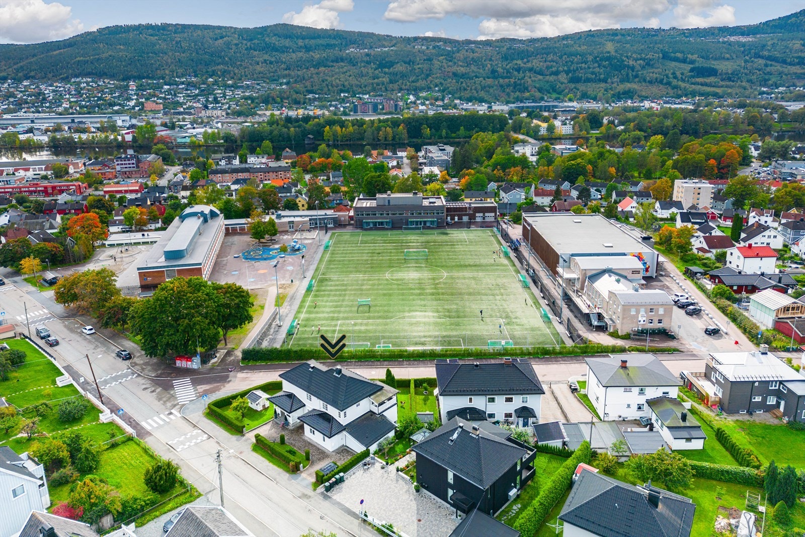 Det er umiddelbar nærhet til skoler, barnehager, idrettsplass og gode servicetilbud Galleribilde