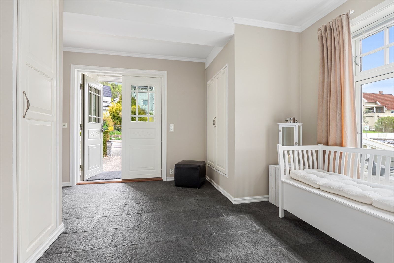 Romslig flislagt entre med varme i gulv Galleribilde