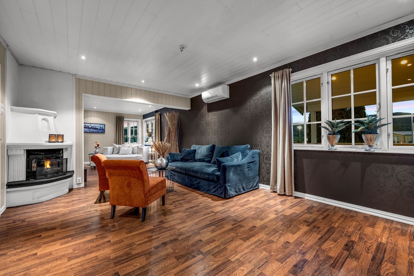 Det er montert både varmepumpe og en stilfull peis Galleribilde