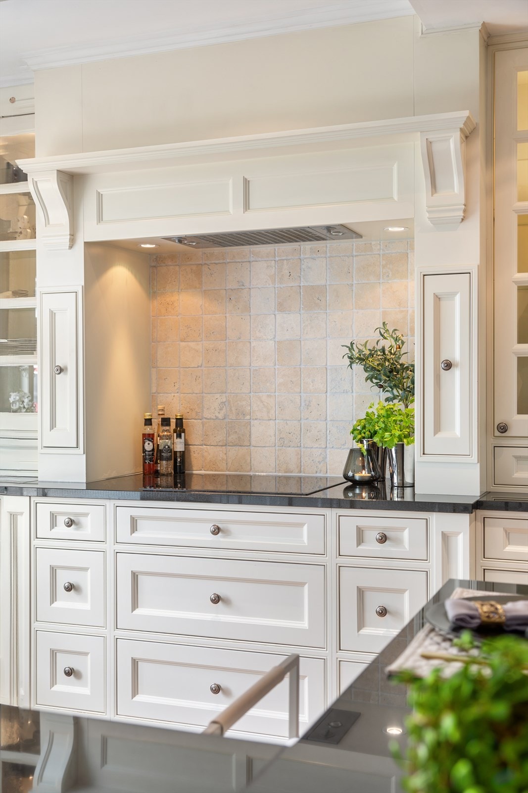 Løsningen består av både over- og underskap samt praktiske skuffer, og gir godt med oppbevaringsplass Galleribilde