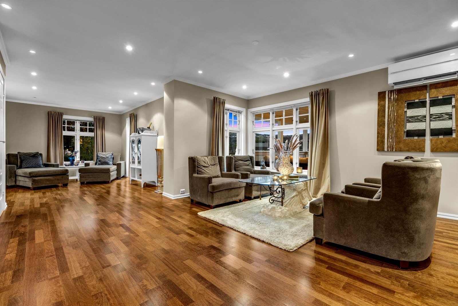 Det er downlights i himling og parkett på gulv Galleribilde