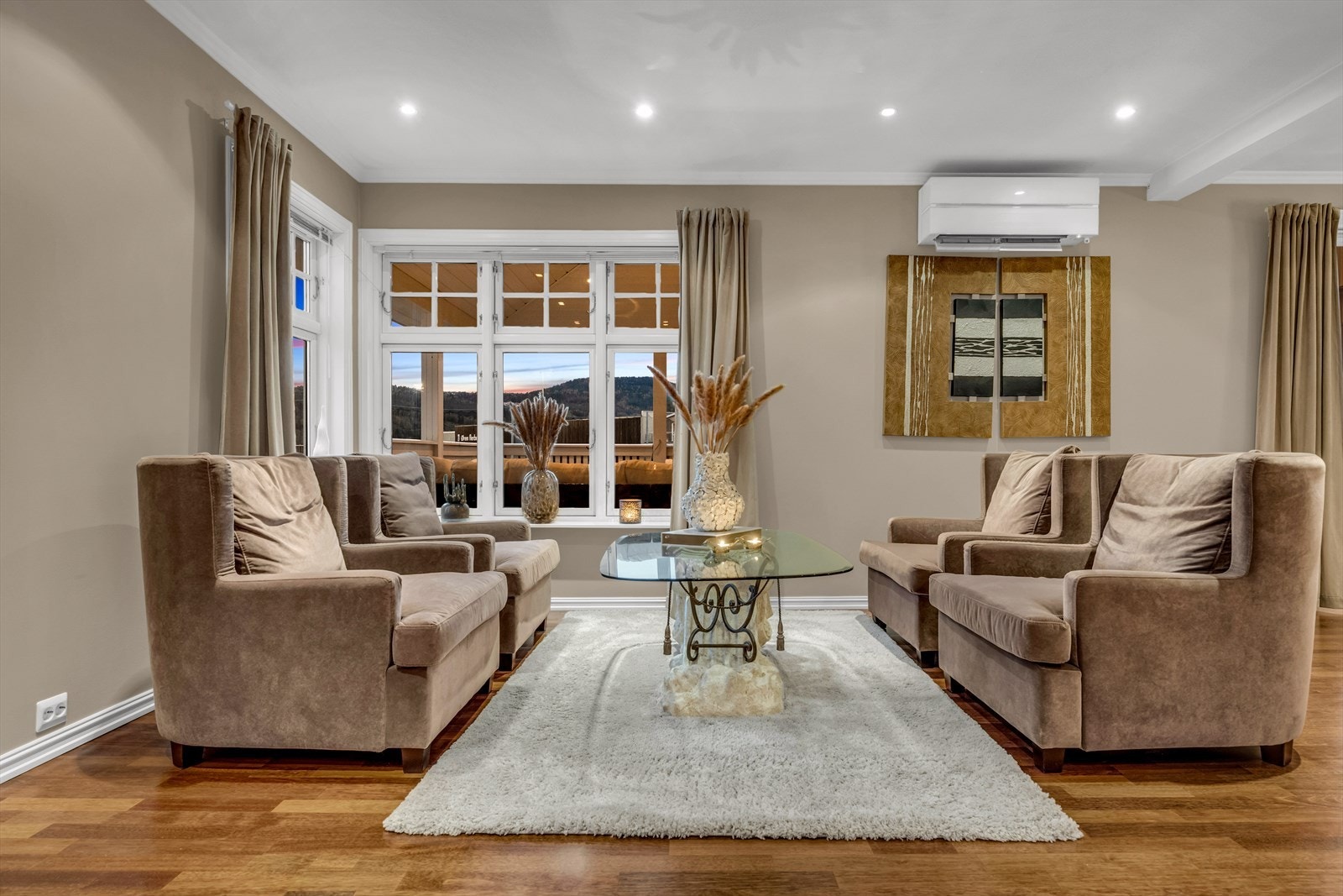 Stuen har både varmepumpe og en stilren peis som sikrer behagelig innetemperatur året rundt Galleribilde