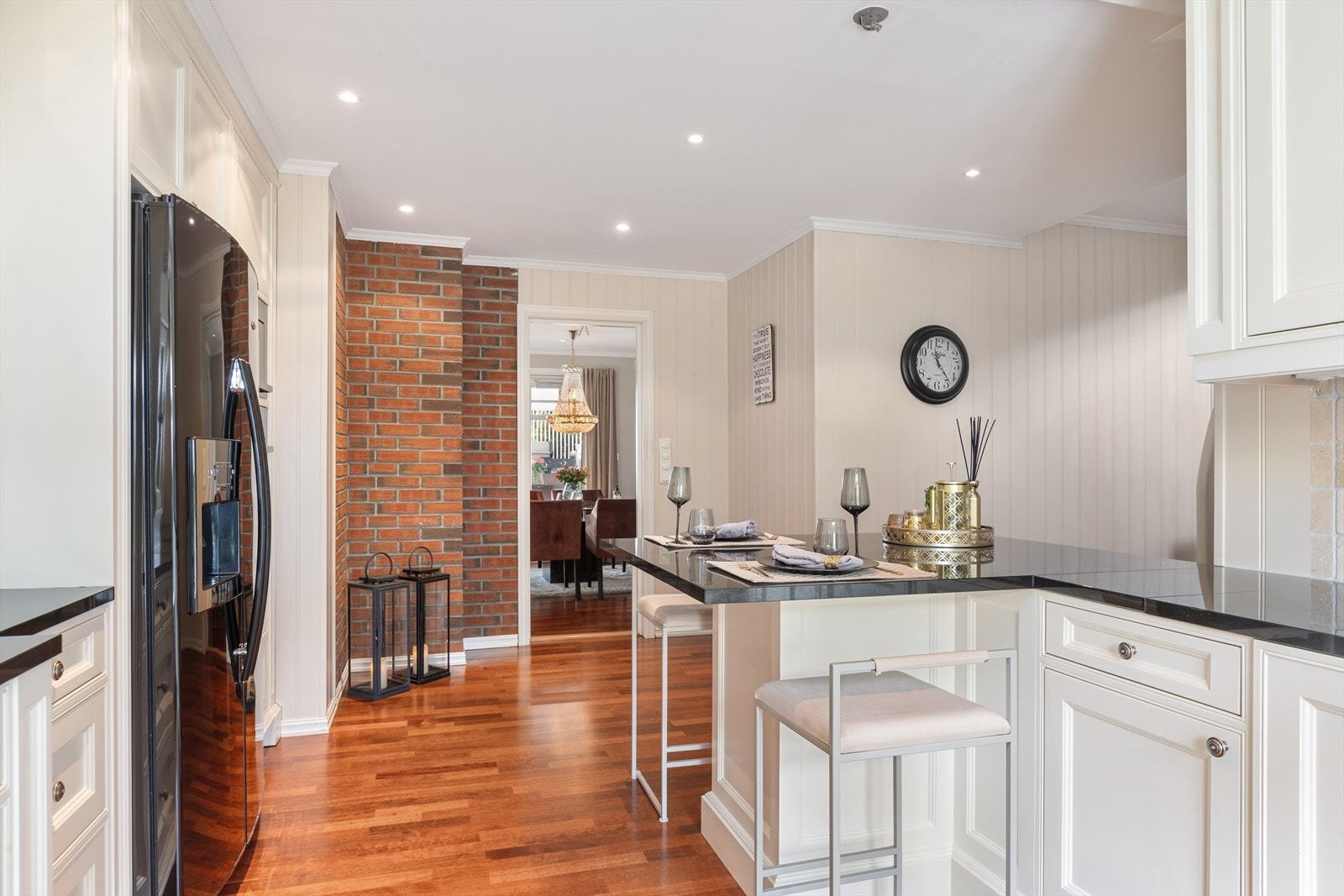 Kjøkkenet i naturlig tiknytning til spisestuen Galleribilde