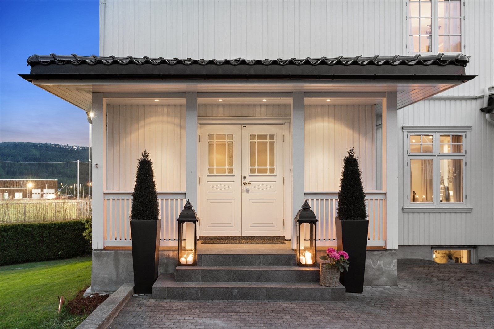 Hyggelig takoverbygget inngangsparti Galleribilde