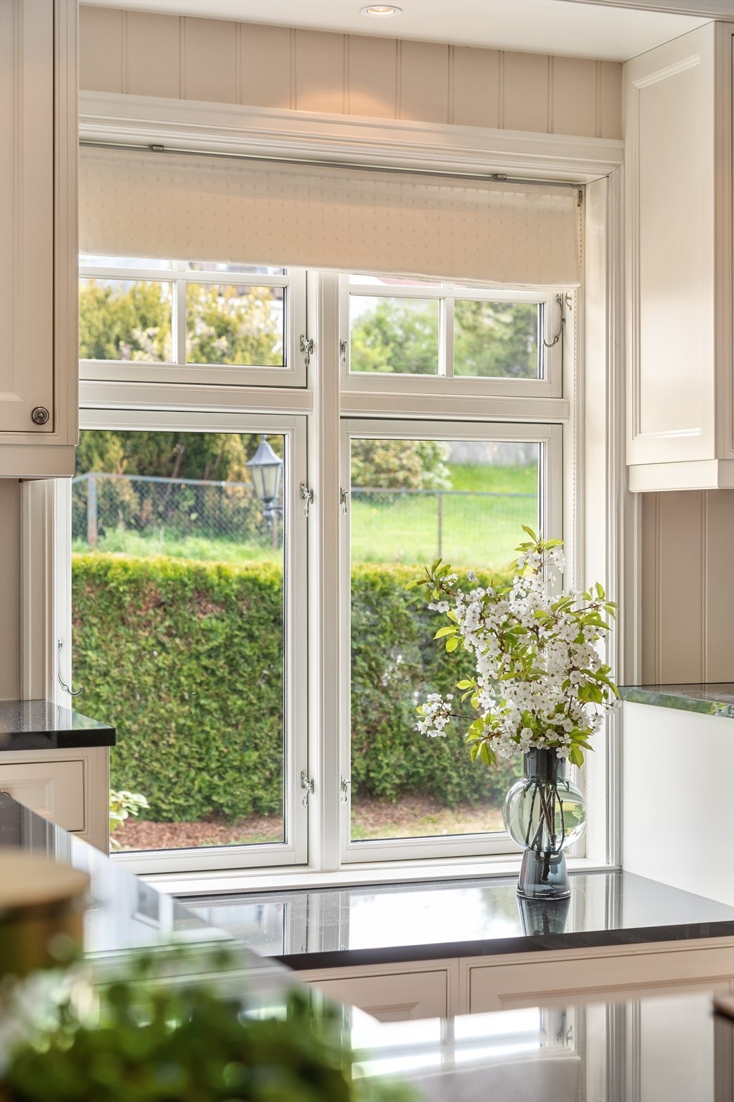 Et stort vindu gir godt med naturlig lys, og under vinduet er det etablert en koselig, plassbygget sittebenk Galleribilde