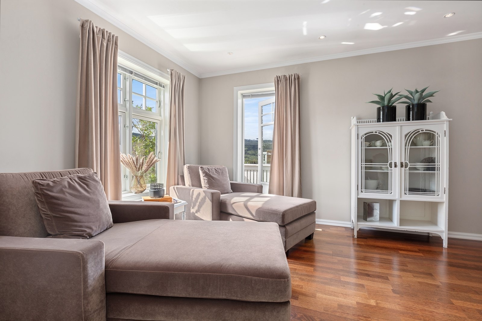 Det er direkte utgang til to terrasser fra stuen Galleribilde