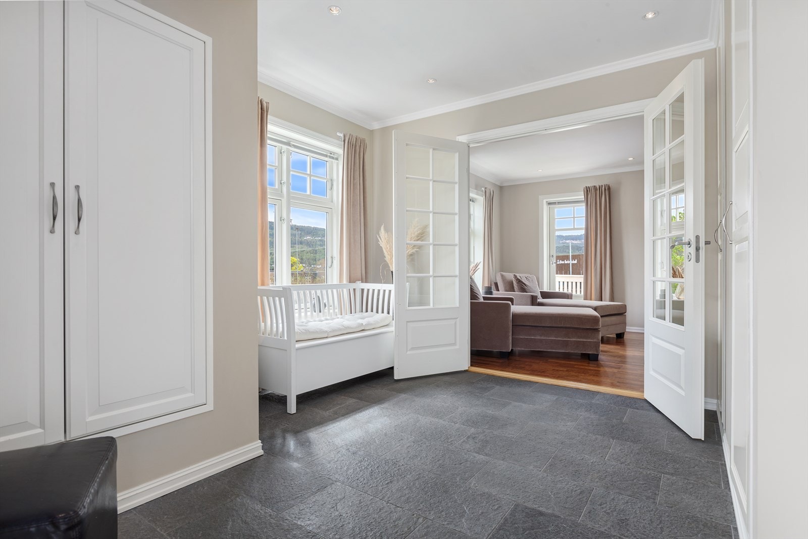 God oppbevaringsplass i garderobeskap. Adkomst til stuen gjennom en elegant tofløyet dør Galleribilde