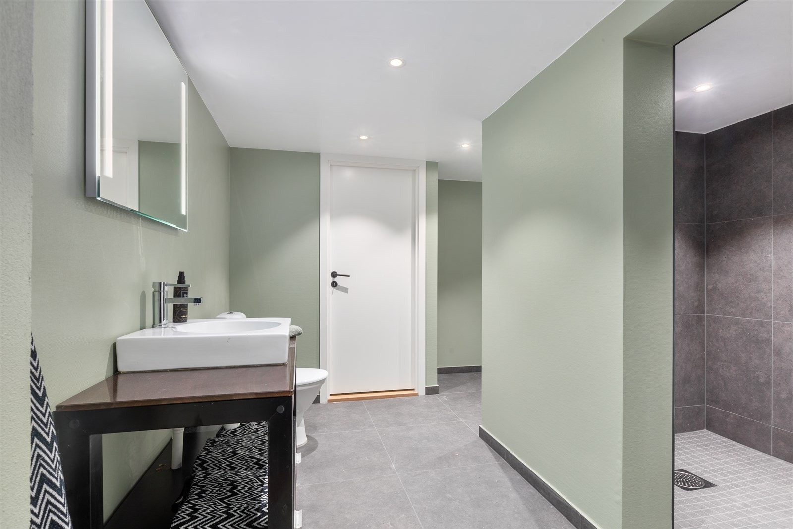 Romslig vaskerom og bad, nylig pusset opp i 2023/2024 Galleribilde