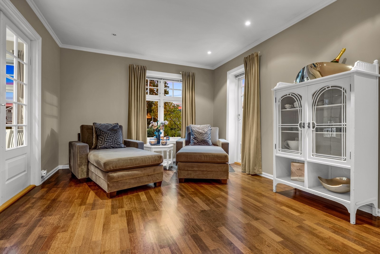 Store vindusflater gir rikelig med naturlig lys Galleribilde