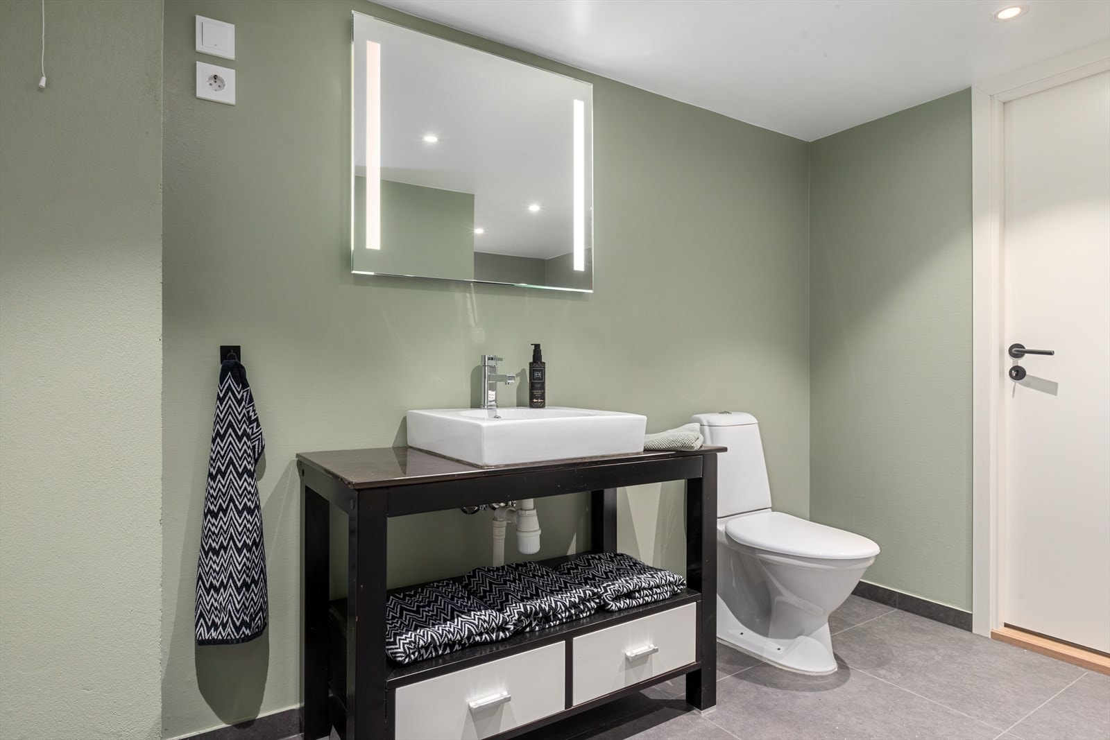 Det er også en romslig, flislagt dusjnisje, og integrerte downlights i himlingen gir god og stemningsfull belysning Galleribilde