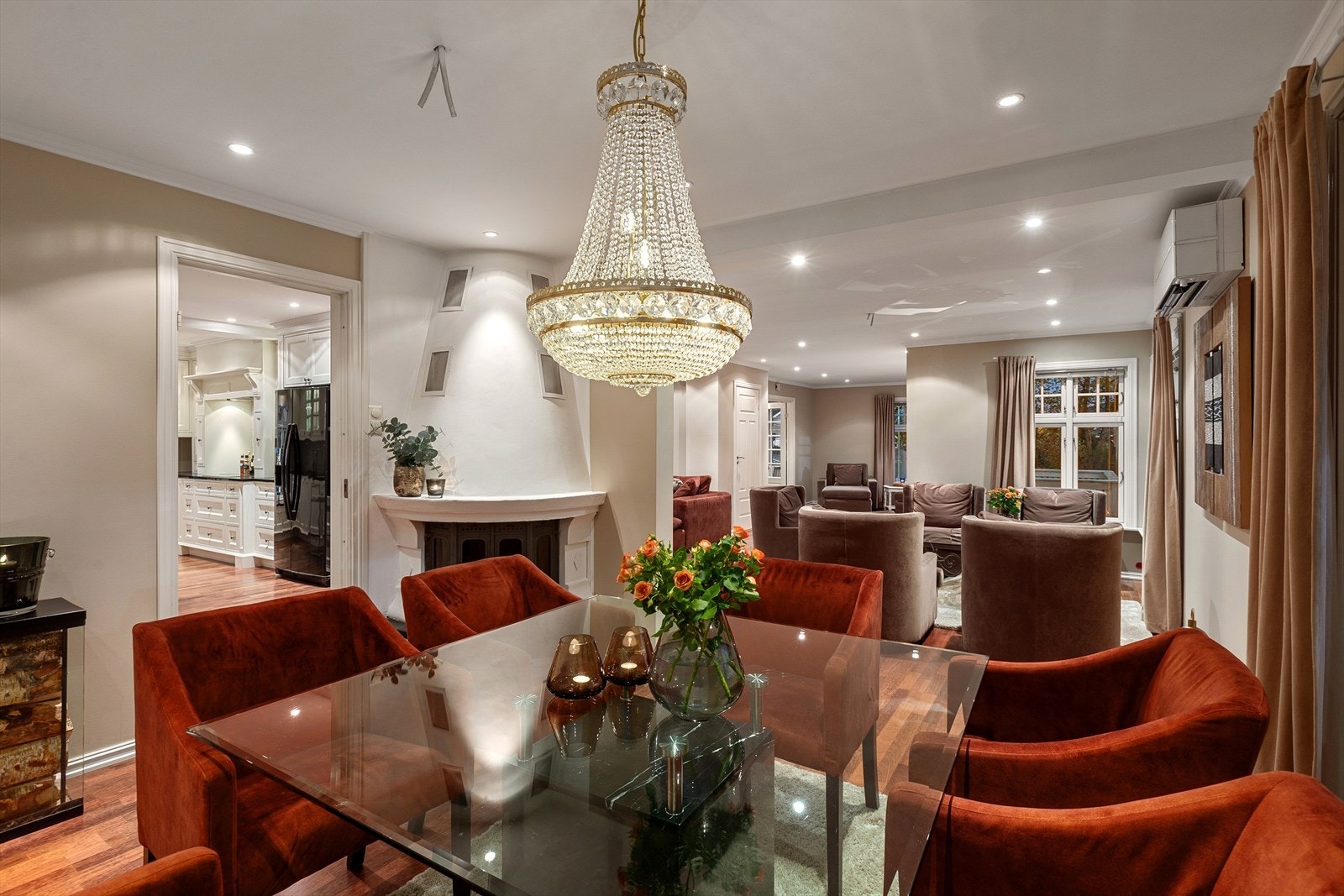 Lys og tiltalende spisestue med flott peis Galleribilde