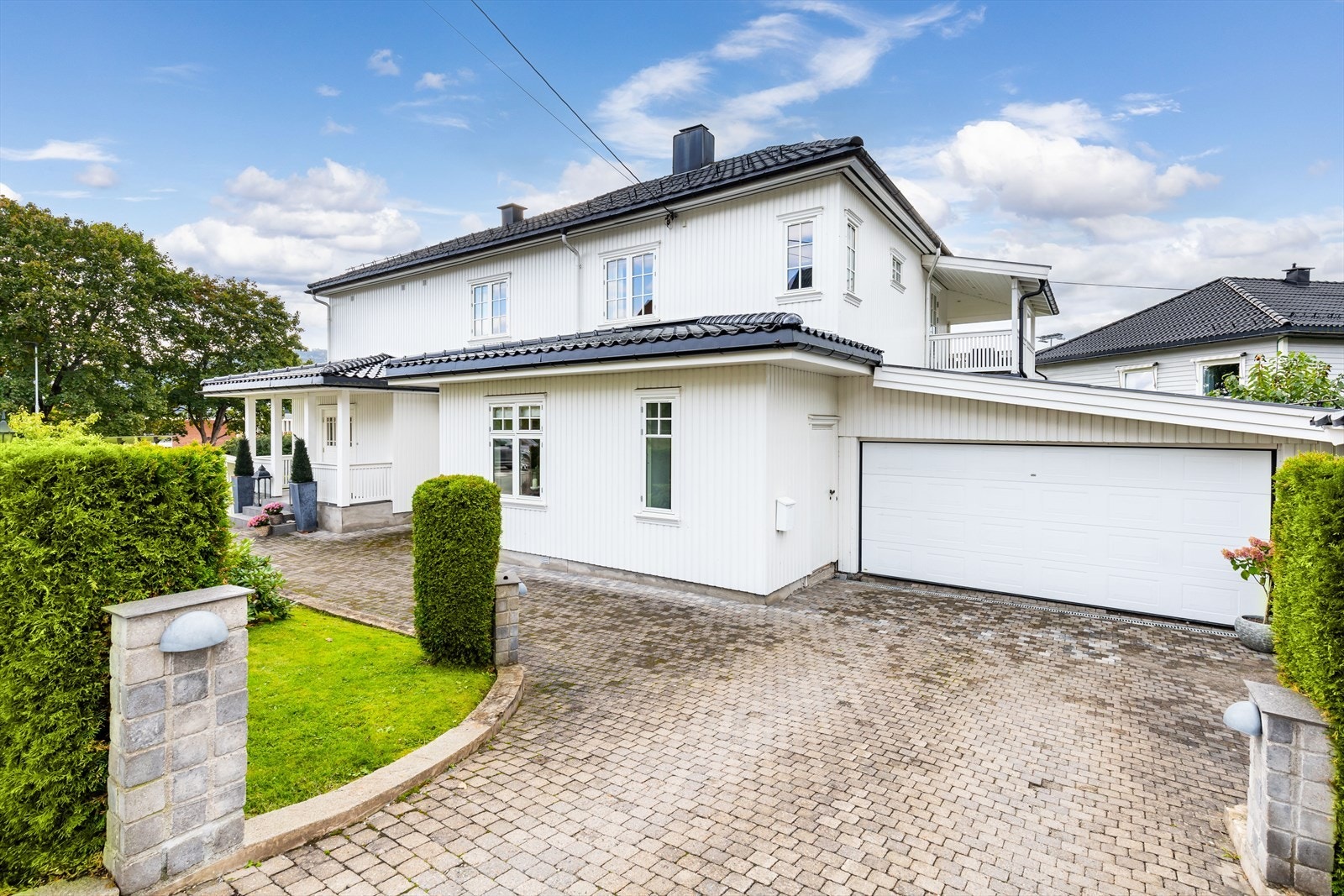 Dobbelgarasje samt 2 garasjer i underetasje Galleribilde