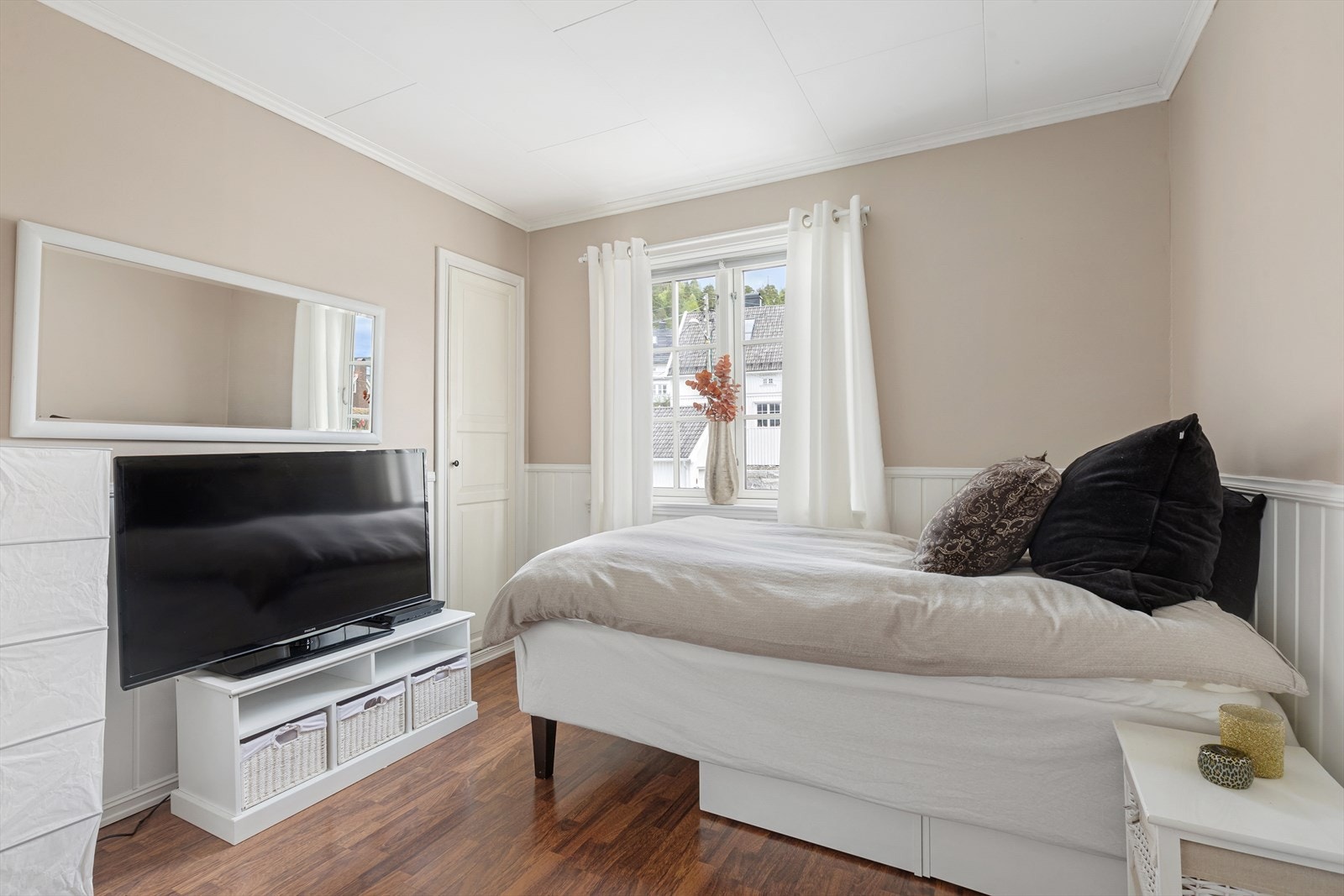 Soverom nr. 3 med plass til dobbeltseng og øvrig møblement Galleribilde