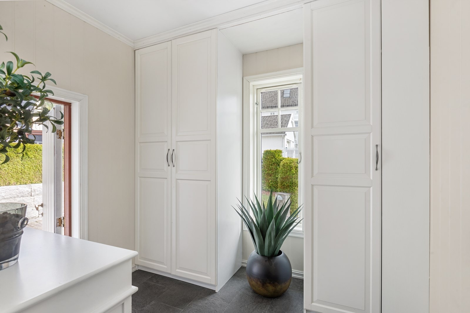 Det er egen inngang og gang ved kjøkkenet Galleribilde