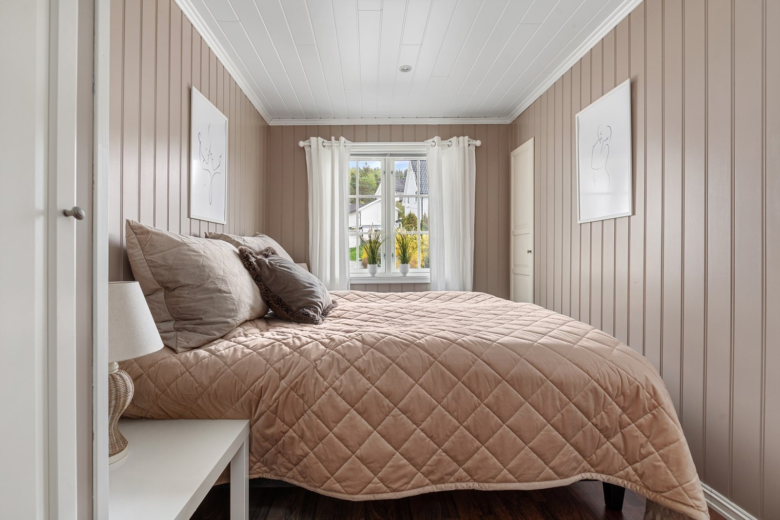 Soverom nr. 2 med god plass til dobbeltseng Galleribilde