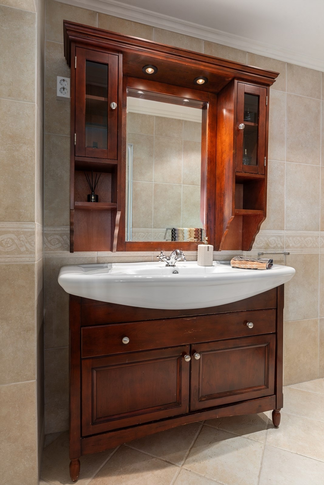 Baderomsinnredningen består av underskap og overskap med hyller, speil og integrerte downlights som gir god belysning Galleribilde