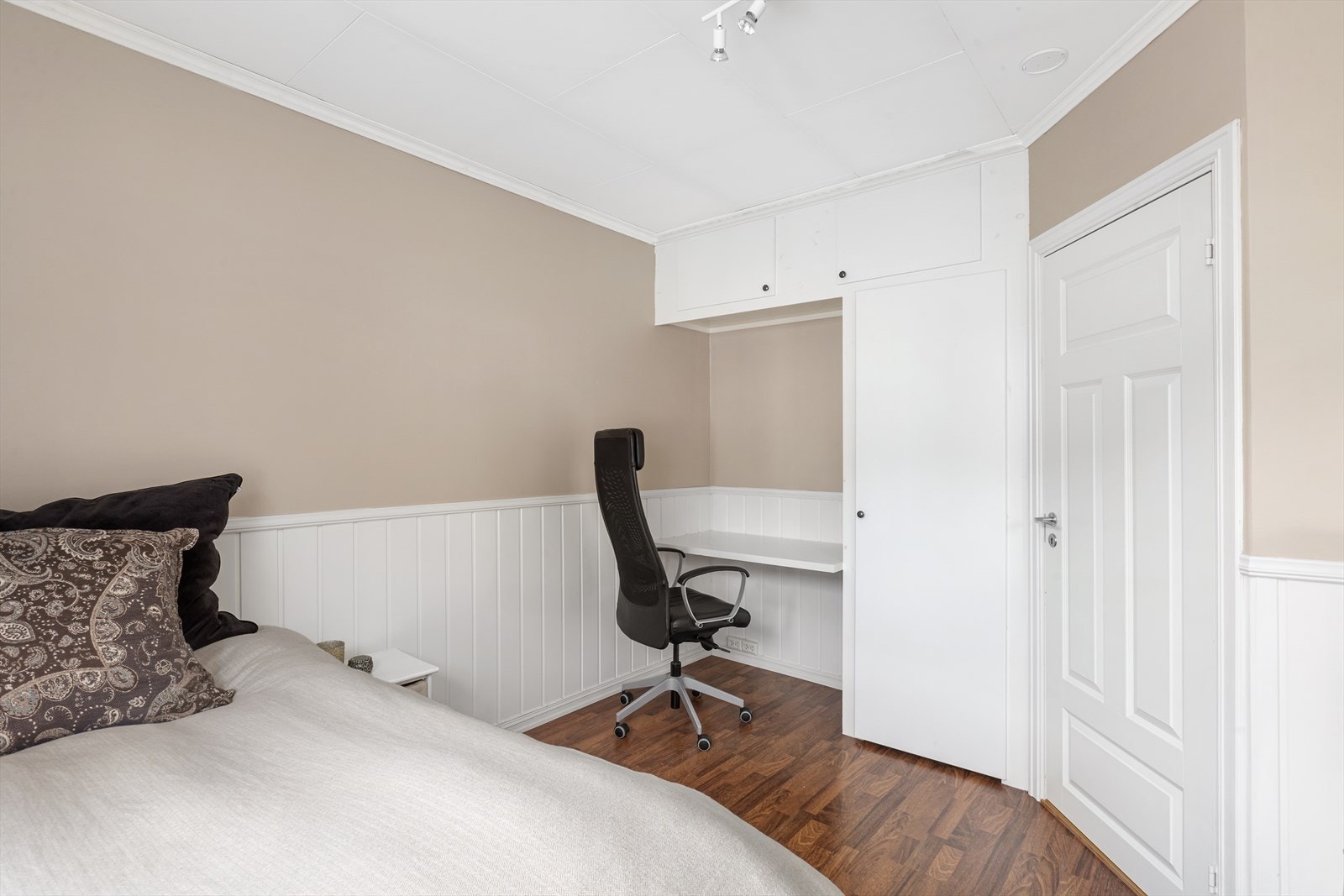 Innredet med plassbygget garderobeskap Galleribilde