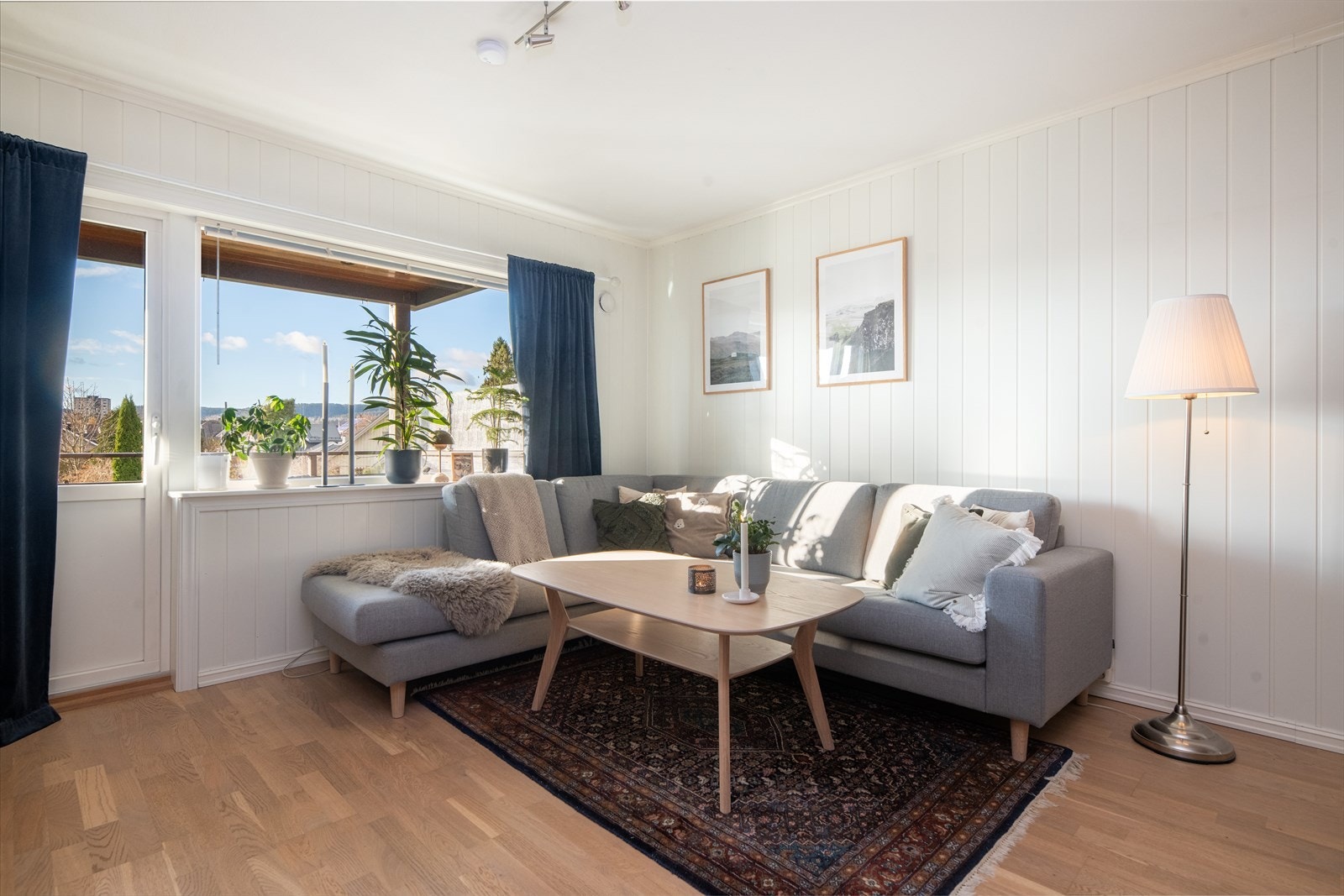 Stuen er lys og hyggelig med hvitmalte vegger. Galleribilde