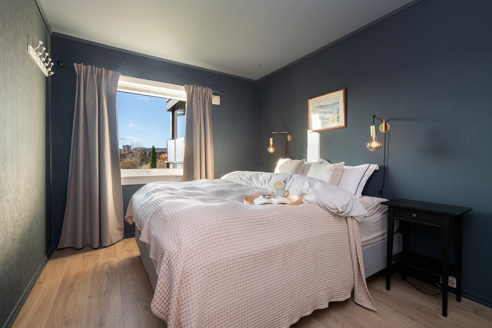 Leiligheten har to lyse og romslige soverom. Hovedsoverommet har stor vindusflate, god plass til dobbeltseng og garderobeløsninger. Galleribilde