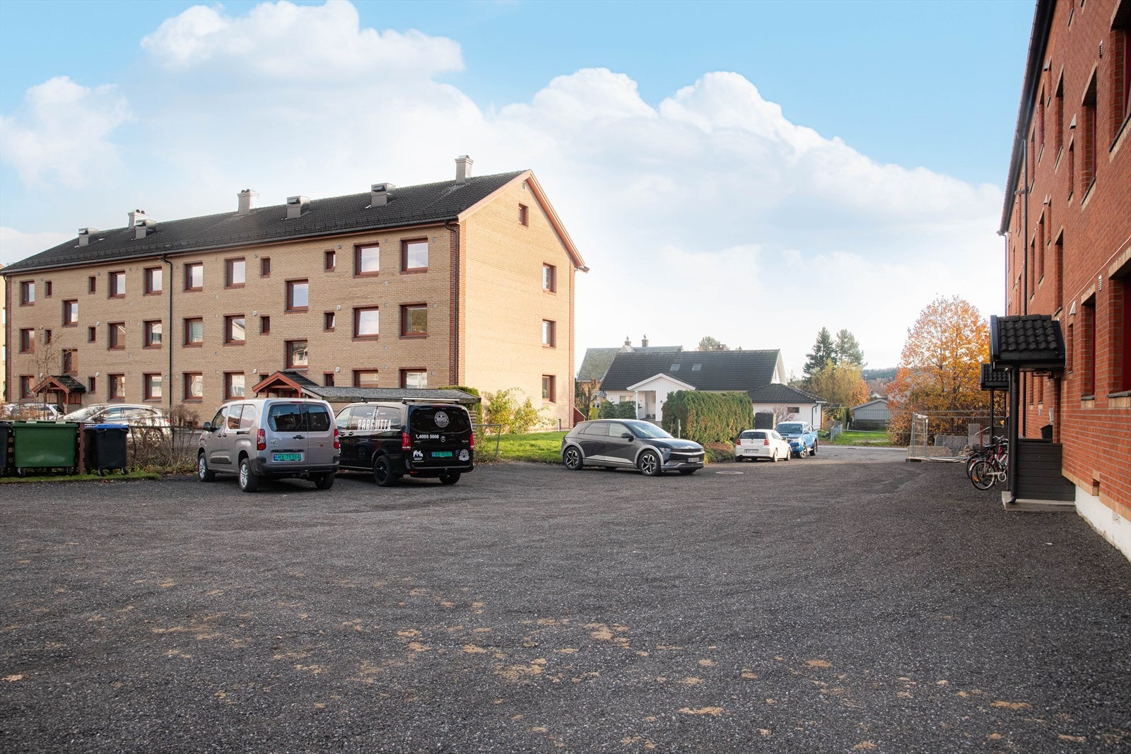 Felles parkeringsplasser ved inngangspartiene til blokkene. Det er totalt 4 ladeplasser, her kan man lade bilen med en ekstra kostnad på kr 300 per måned. Galleribilde