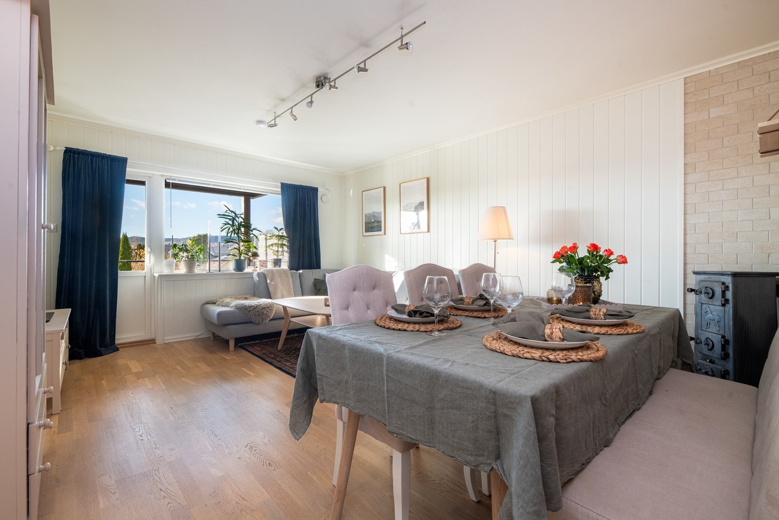 Stor og trivelig stue med gode innredningsmuligheter for både sofakrok og spisestue. Fra stuen er det utgang til overbygget balkong som gir rikelig med naturlig lys og en hyggelig uteplass. Galleribilde