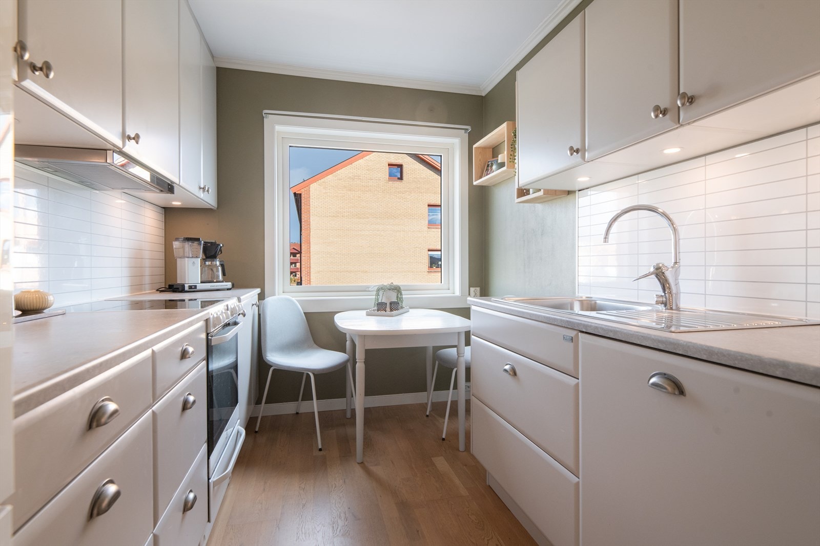 Kjøkkenet har integrert oppvaskmaskin og automatisk vannstoppesystem. God skapplass og arbeidsflate. Galleribilde