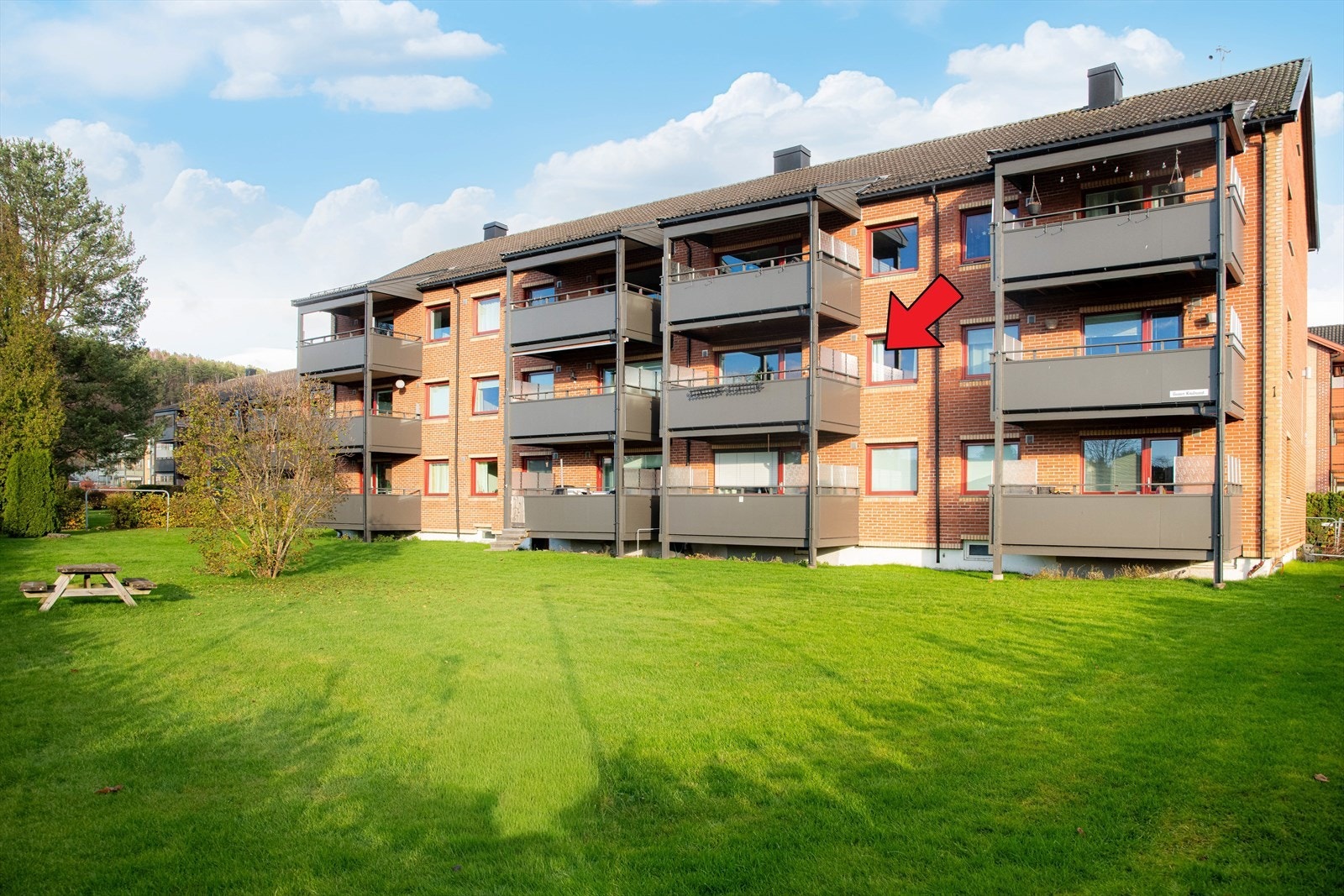 Hovenga er et av Porsgrunns mest attraktive boligområder, med nærhet til Porsgrunn sentrum. I nærområdet ligger også Kjølnes, med Universitetet i Sørøst-Norge og Fagskolen Vestfold og Telemark. Galleribilde