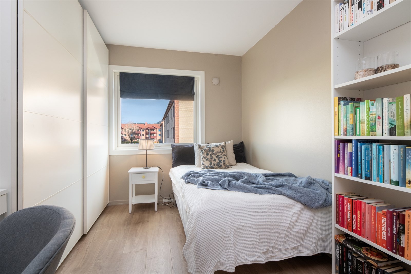 Det andre soverommet passer perfekt som gjesterom, barnerom eller hjemmekontor. Galleribilde