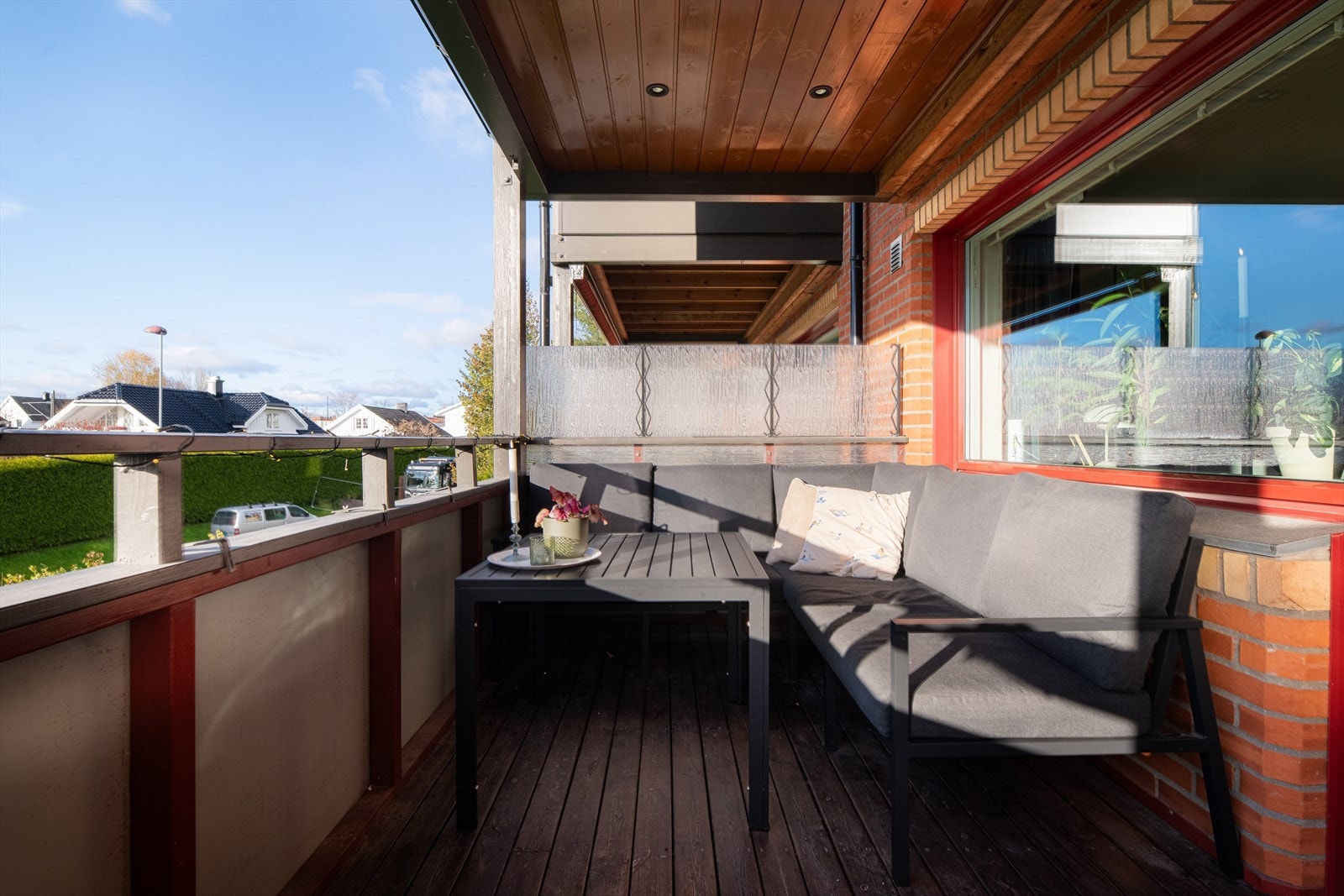 Leilighetens uteplass har plass til utemøbler etter ønske. Perfekt for besøk av venner og bekjente! Galleribilde