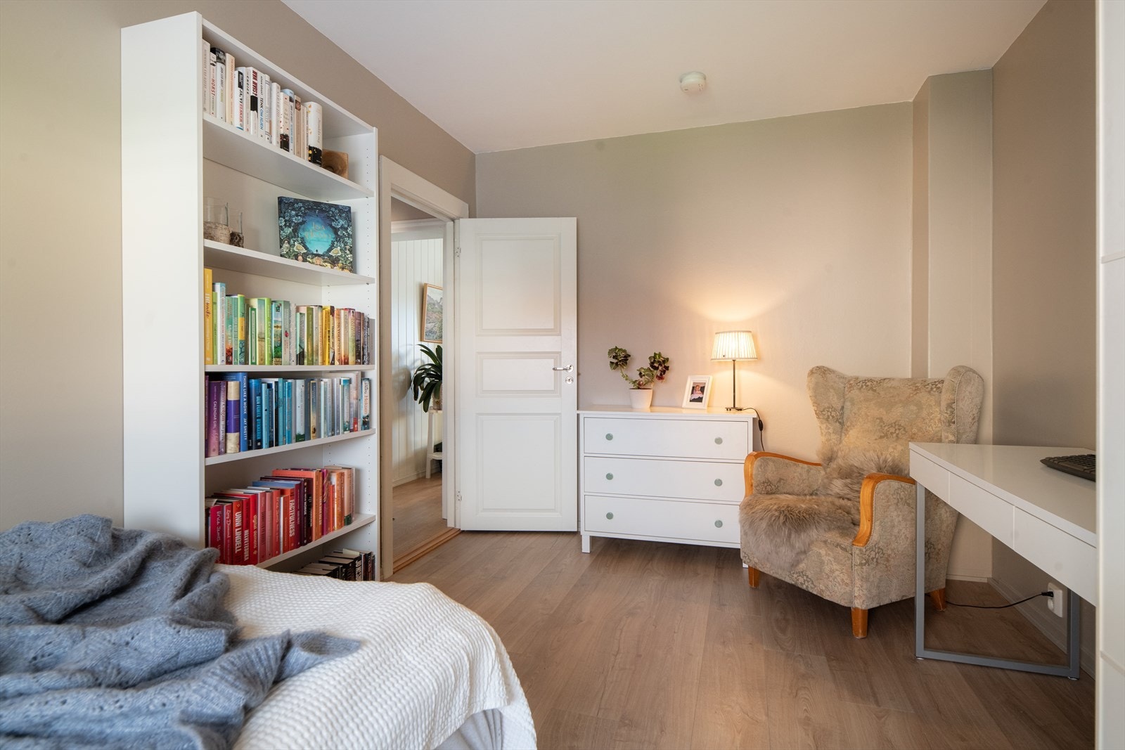 Her er det også godt med plass til garderobeskap, dobbeltseng og annet møblement etter ønske. Galleribilde