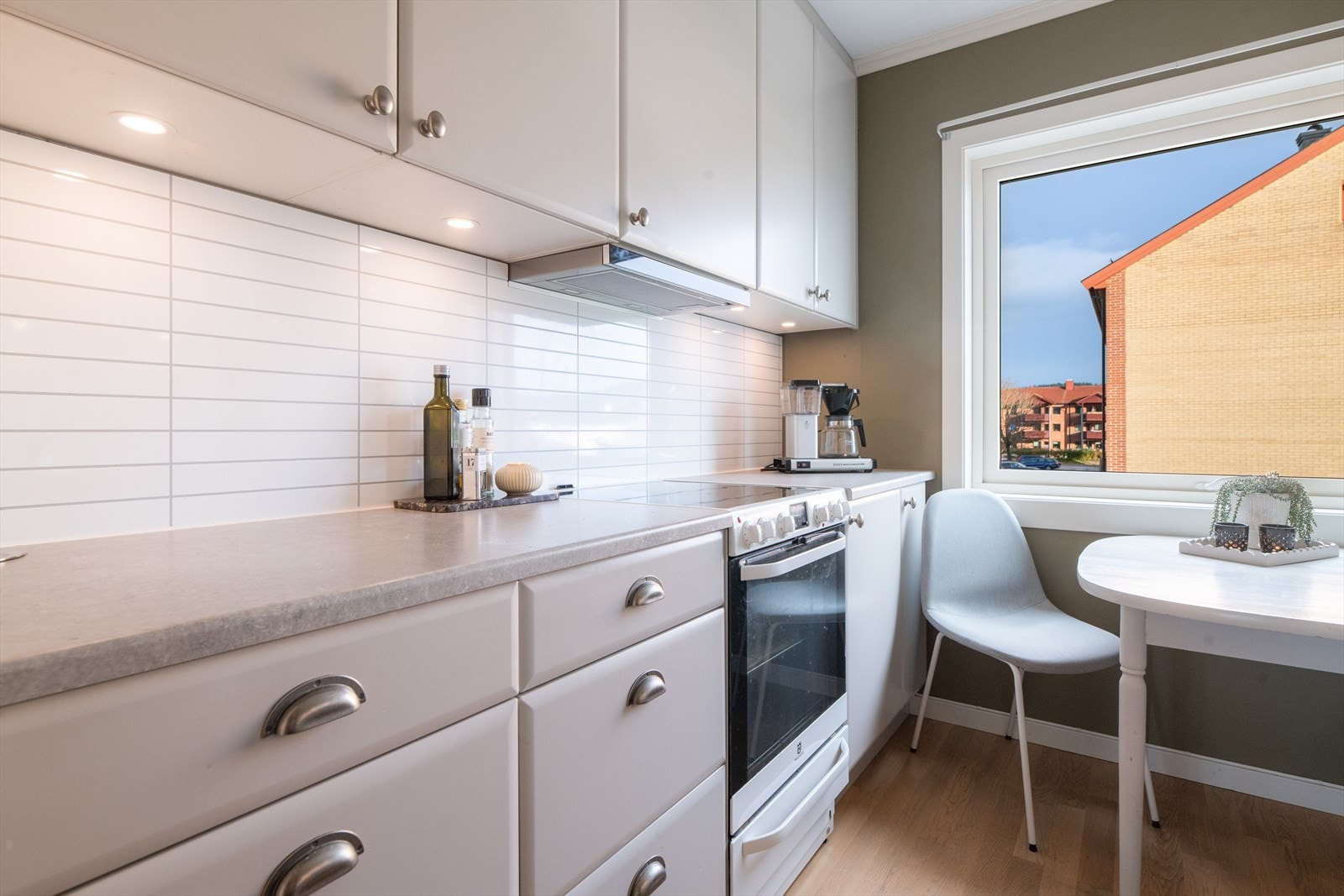 Velkommen til en gjennomgående og lys 3-roms andelsleilighet med attraktiv beliggenhet på populære Hovenga. Boligen ligger i 2. etasje og har en praktisk planløsning, samt egen overbygget balkong som kan nytes store deler av året. Galleribilde