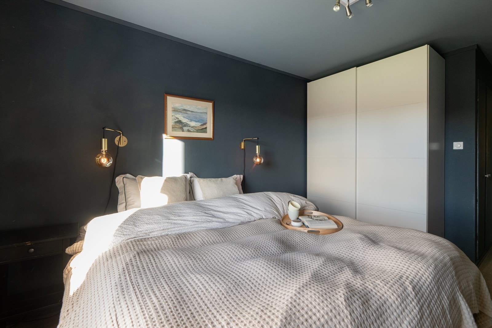 Her er det også praktisk garderobeskap til klesbeholdningen. Galleribilde