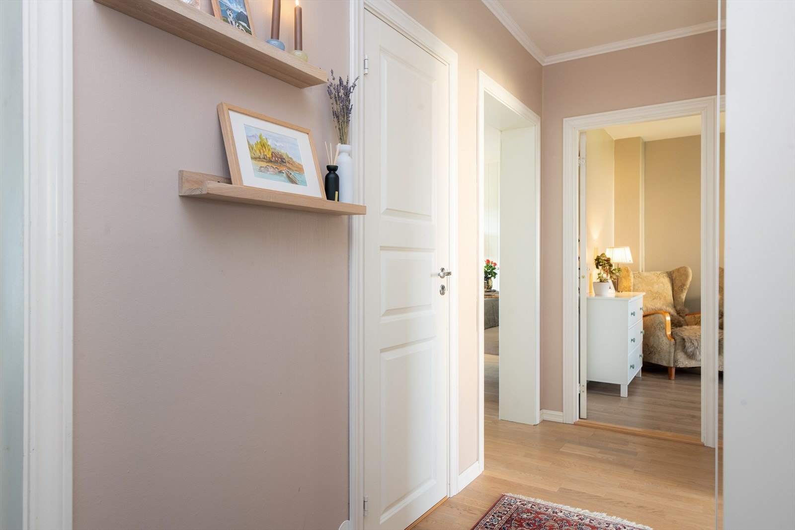 Leiligheten har adkomst via felles trappegang. Når du kommer inn møtes du av en innbydende entré med god plass til garderobeløsninger for yttertøy og sko. Laminatgulvet er gjennomgående videre inn i stuen og skaper en fin helhet. Galleribilde