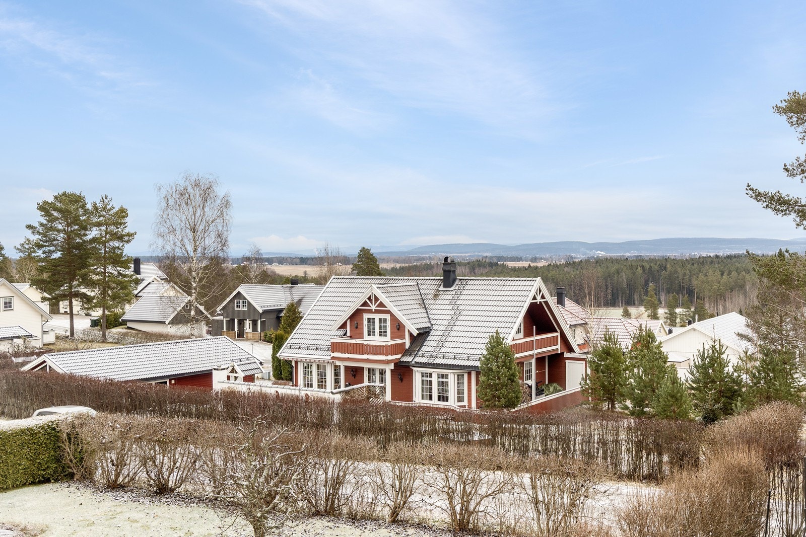 Fra eiendommen er det fin utsikt over nærliggende områder og vakre, skogkledde åser. Galleribilde