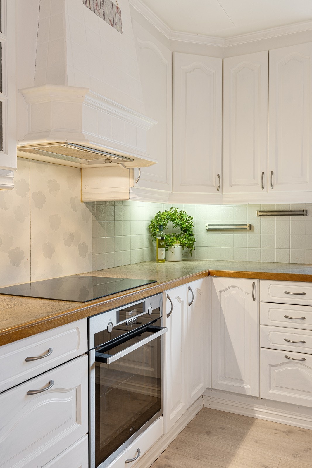 Integrert i innredningen finnes stekeovn og induksjonstopp. Videre er det opplegg for oppvaskmaskin og nisje for kjøl/frys. Galleribilde