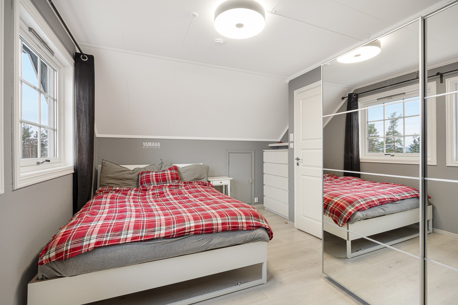 Soverommene i andre etasje er holdt i en behagelige, lyse fargetoner og har 1-stavs laminat på gulvet. Det er adkomst fra soverommet til bod over stuen. Galleribilde