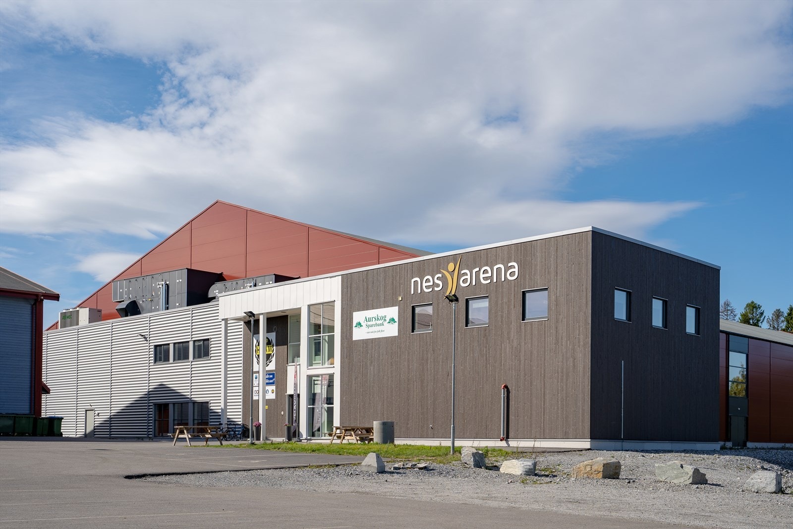 Hvam IL har eget idrettsanlegg med bl.a. klatrevegg og friidrettsbane. Galleribilde