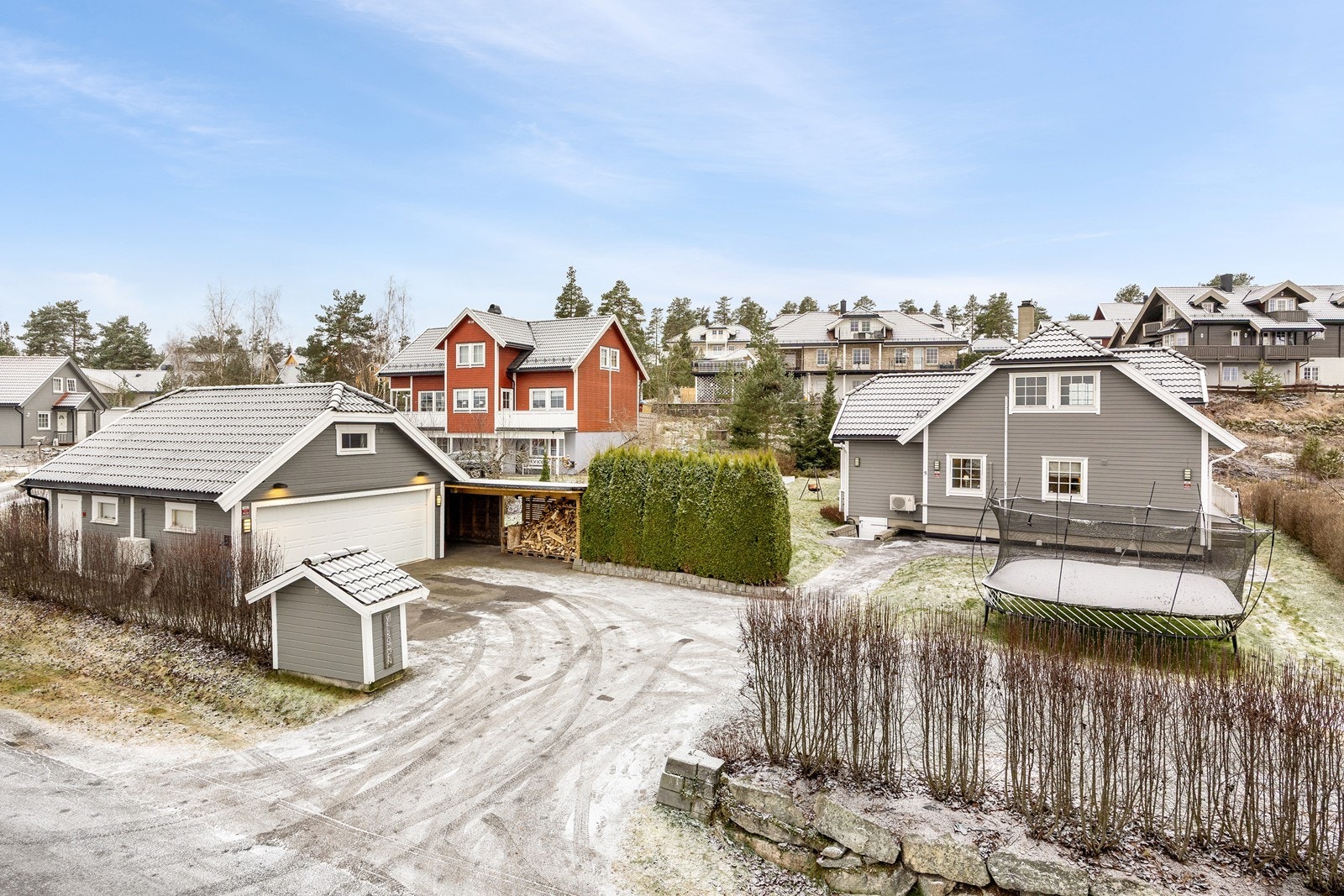 Tomten er på litt over et mål og pent opparbeidet med skjermende hekker, plenareal, busker og fjellknauser. Galleribilde
