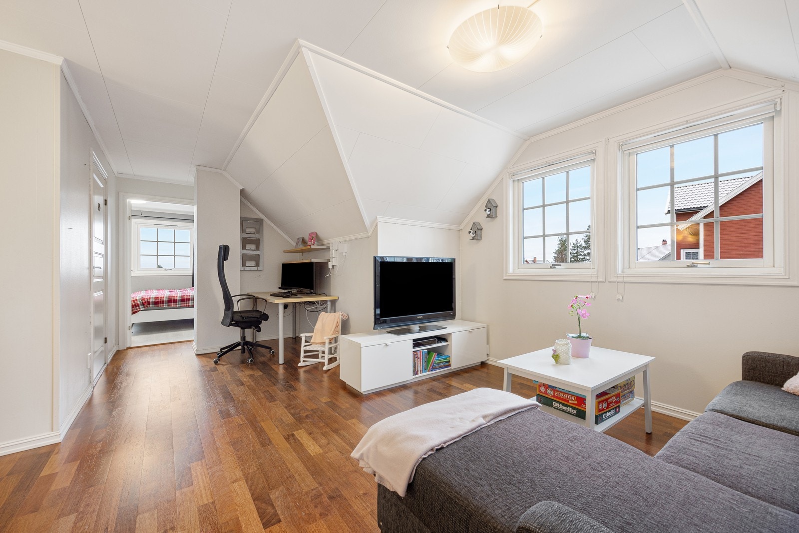 Loftstuen er lys og tiltalende og har god plass til kontorhjørne i tillegg til sofagruppen - et kjærkomment ekstra rom for barnefamilier. Galleribilde