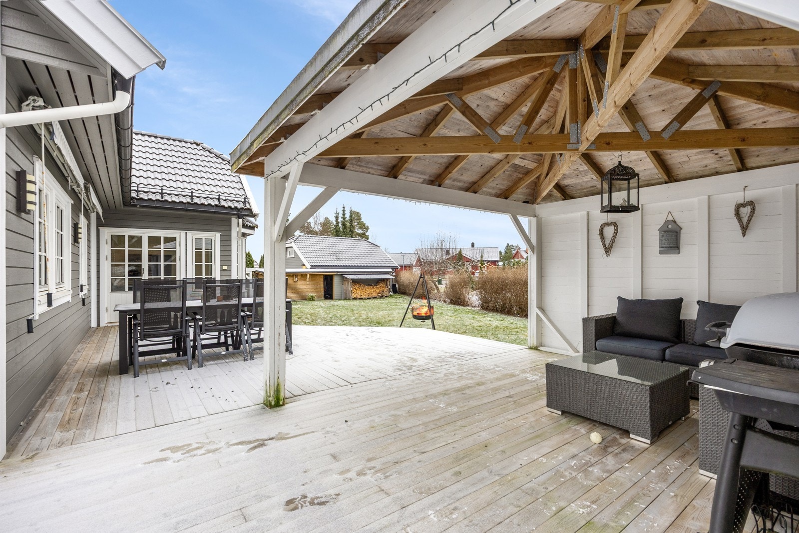 Fra stuen er det utgang til en stor, solrik terrasse på hele 102 kvm. Deler av denne er praktisk overbygd. Galleribilde