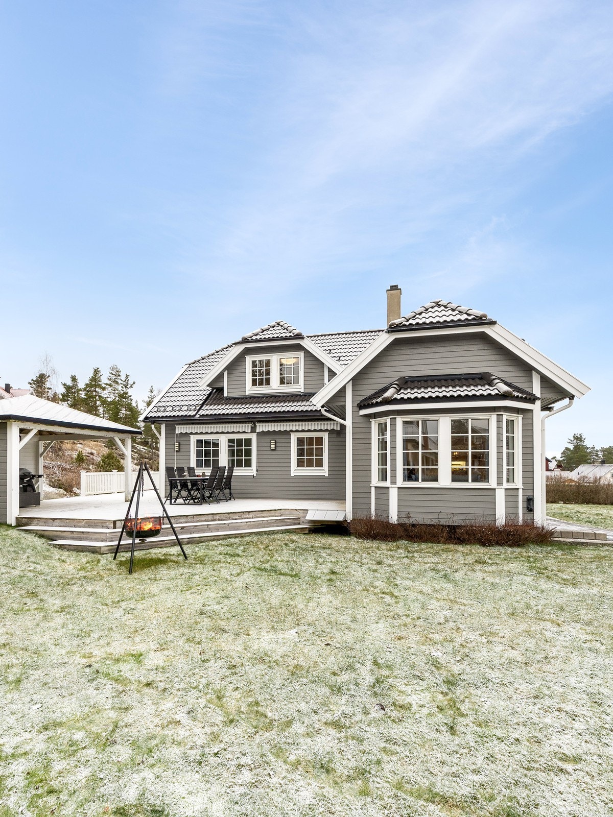 Eneboligen ligger i et naturskjønt og meget barnevennlig boligområde på Tomteråsen i Nes kommune. Galleribilde