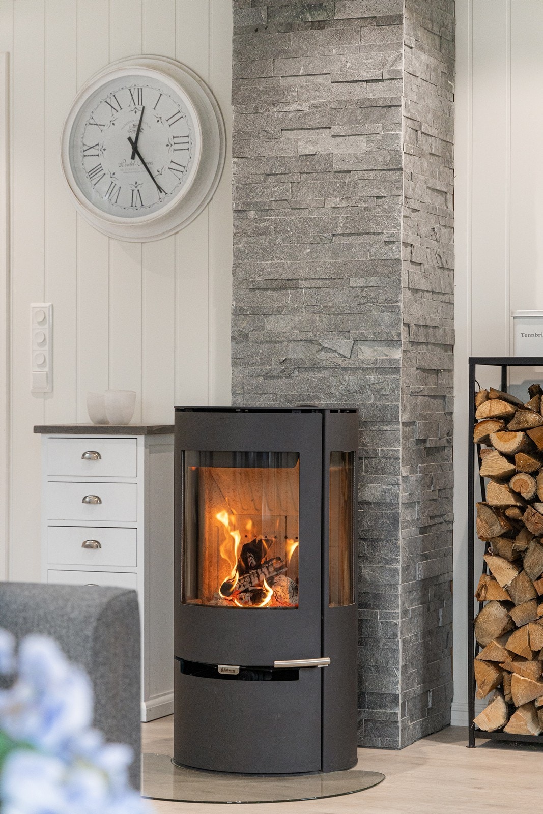 En nyere, moderne peisovn sørger for ekstra hygge og varme. Galleribilde