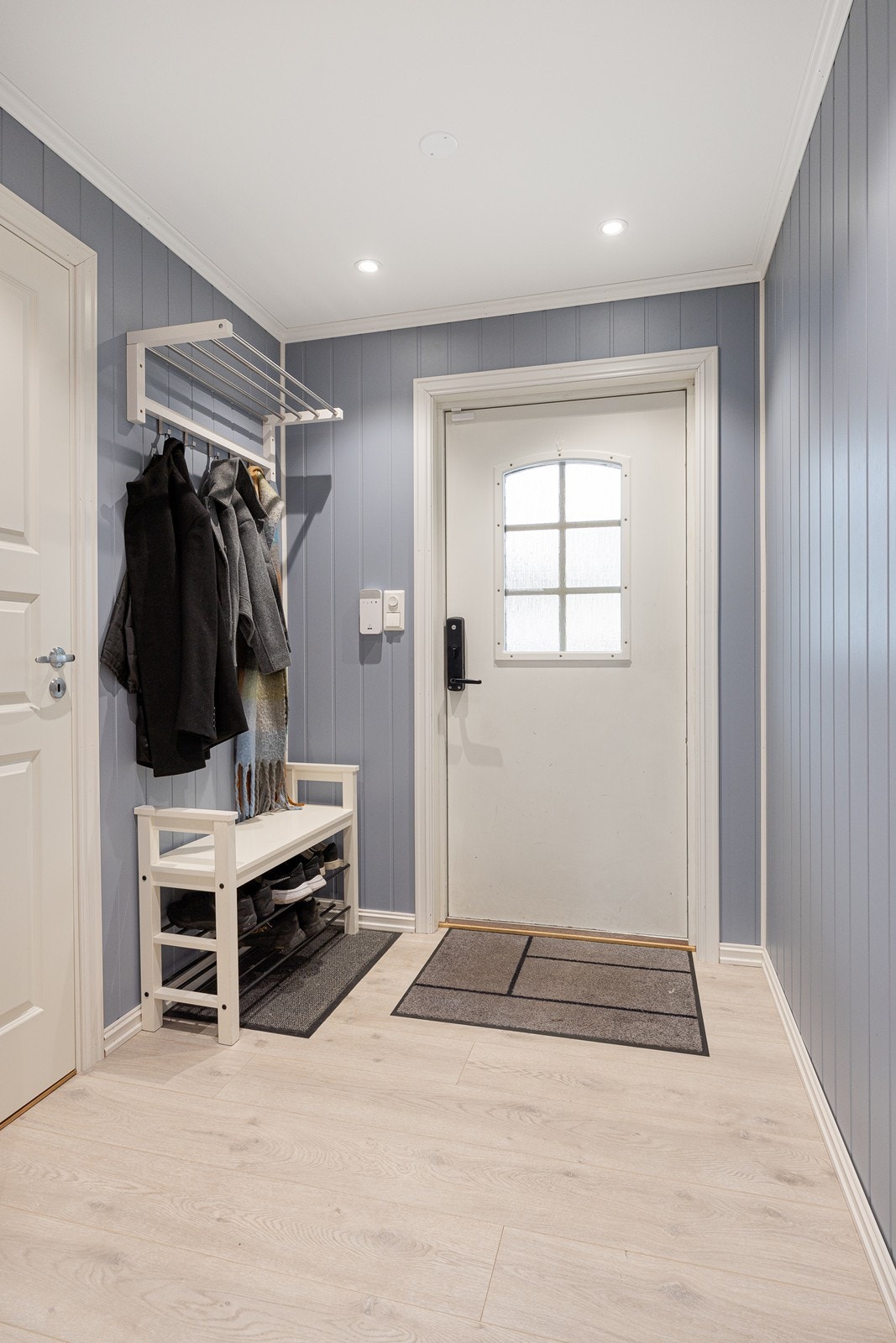 Entréen fremstår lys og trivelig med panelplater i en dus blånyanse, 1-stavs laminat på gulvet og downlights i himlingen. Det er plass til garderobeløsning, i tillegg ligger en praktisk bod tilknyttet entréen. Galleribilde